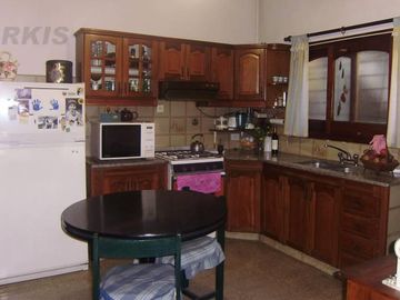 HERMOSO PH CON ENTRADA INDEPENDIENTE, TERRAZA Y QUINCHO, BALCON FRENTE AL PARQUE