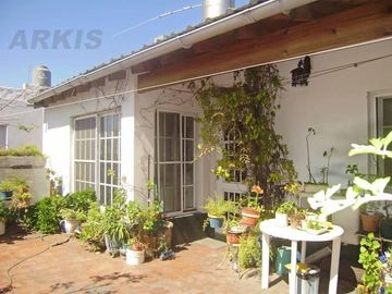 HERMOSO PH CON ENTRADA INDEPENDIENTE, TERRAZA Y QUINCHO, BALCON FRENTE AL PARQUE
