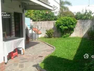 Casa 2 familias 4 Amb. Con Depto. 2 Amb. al Frente