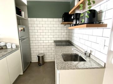 Divino monoambiente con amenities. Todo luz!!