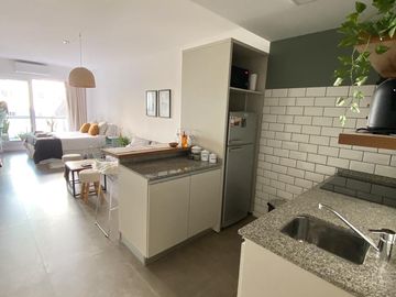 Divino monoambiente con amenities. Todo luz!!