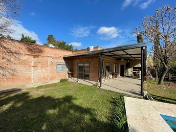 En Venta | Hermosa Casa - Quinta en Moreno con Amplio Parque, Pileta, y Quincho - Sobre calle Faraday y Galileo Galilei - Zona de Quintas