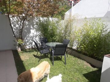 Dúplex 3 dormitorios (uno en suite) living, comedor, cocina separada por barra, garage cubierto, patio con parrilla.
