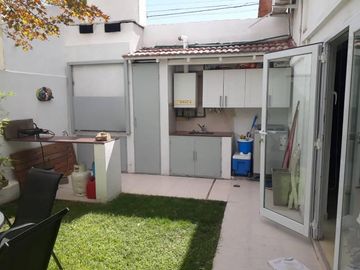 Dúplex 3 dormitorios (uno en suite) living, comedor, cocina separada por barra, garage cubierto, patio con parrilla.