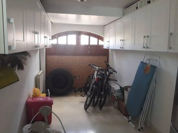 Dúplex 3 dormitorios (uno en suite) living, comedor, cocina separada por barra, garage cubierto, patio con parrilla.