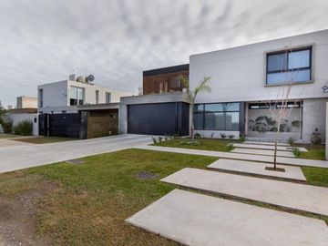 Casa en barrio  Don mateo, A ESTRENAR.