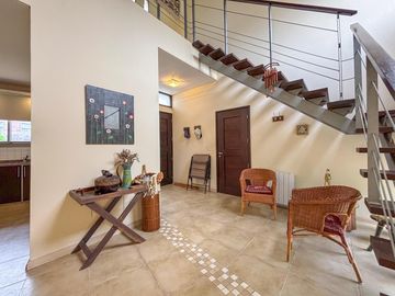Casa de 3-4 dormitorios con pileta en San Marino - Funes Hills