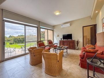 Casa de 3-4 dormitorios con pileta en San Marino - Funes Hills
