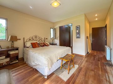 Casa de 3-4 dormitorios con pileta en San Marino - Funes Hills
