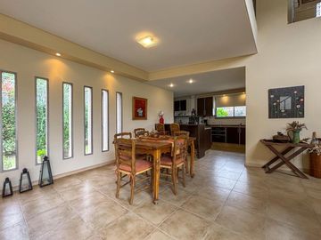 Casa de 3-4 dormitorios con pileta en San Marino - Funes Hills