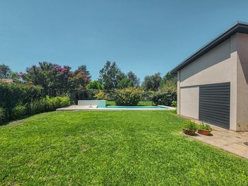 Casa de 3-4 dormitorios con pileta en San Marino - Funes Hills