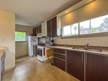 Casa de 3-4 dormitorios con pileta en San Marino - Funes Hills