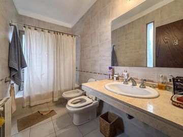 Casa de 3-4 dormitorios con pileta en San Marino - Funes Hills