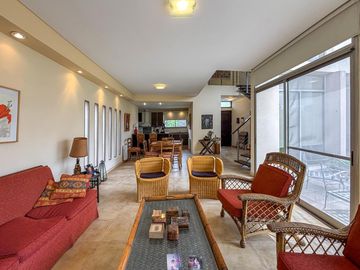 Casa de 3-4 dormitorios con pileta en San Marino - Funes Hills