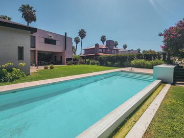 Casa de 3-4 dormitorios con pileta en San Marino - Funes Hills