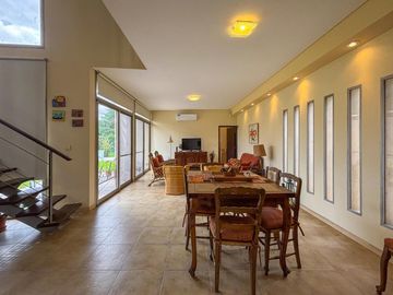 Casa de 3-4 dormitorios con pileta en San Marino - Funes Hills