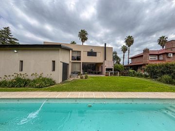 Casa de 3-4 dormitorios con pileta en San Marino - Funes Hills