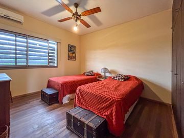 Casa de 3-4 dormitorios con pileta en San Marino - Funes Hills