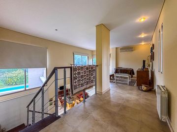 Casa de 3-4 dormitorios con pileta en San Marino - Funes Hills