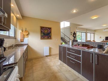 Casa de 3-4 dormitorios con pileta en San Marino - Funes Hills