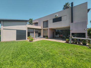 Casa de 3-4 dormitorios con pileta en San Marino - Funes Hills