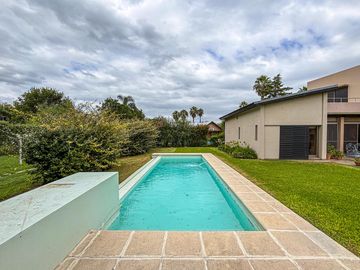 Casa de 3-4 dormitorios con pileta en San Marino - Funes Hills