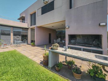 Casa de 3-4 dormitorios con pileta en San Marino - Funes Hills