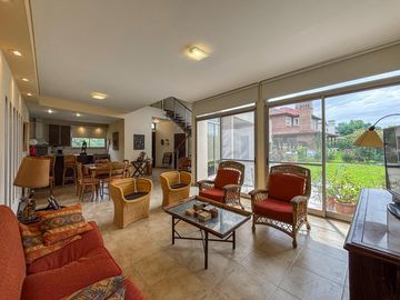 Casa de 3-4 dormitorios con pileta en San Marino - Funes Hills
