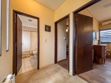 Casa de 3-4 dormitorios con pileta en San Marino - Funes Hills
