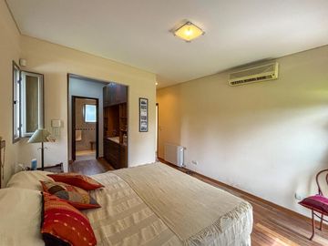 Casa de 3-4 dormitorios con pileta en San Marino - Funes Hills