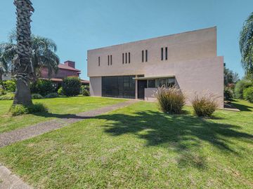 Casa de 3-4 dormitorios con pileta en San Marino - Funes Hills