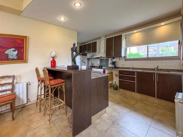 Casa de 3-4 dormitorios con pileta en San Marino - Funes Hills