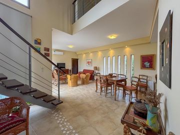Casa de 3-4 dormitorios con pileta en San Marino - Funes Hills