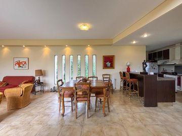 Casa de 3-4 dormitorios con pileta en San Marino - Funes Hills