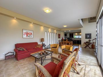 Casa de 3-4 dormitorios con pileta en San Marino - Funes Hills