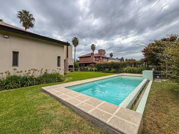 Casa de 3-4 dormitorios con pileta en San Marino - Funes Hills