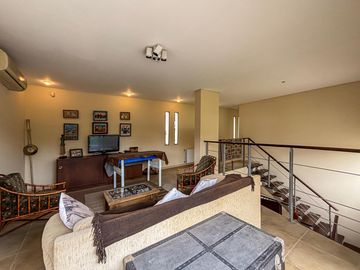 Casa de 3-4 dormitorios con pileta en San Marino - Funes Hills