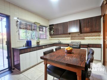 Casa en venta de 5 amb y gran jardín con pileta en Villa Martelli