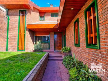 Casa en venta de 5 amb y gran jardín con pileta en Villa Martelli