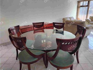 ESTUPENDA CASA EN NOVELISTAS A UNOS PASOS DEL PERI