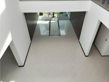 EXCLUSIVA RESIDENCIA EN PRADO LARGO, CON BUENOS ACABADOS