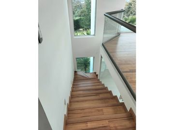 EXCLUSIVA RESIDENCIA EN PRADO LARGO, CON BUENOS ACABADOS