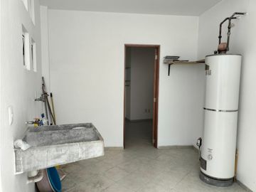 EXCLUSIVA RESIDENCIA EN PRADO LARGO, CON BUENOS ACABADOS