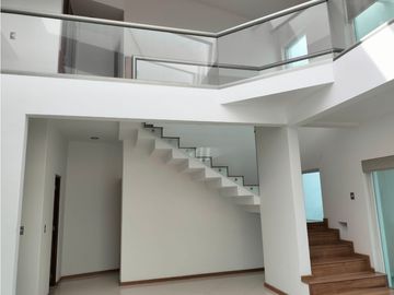 EXCLUSIVA RESIDENCIA EN PRADO LARGO, CON BUENOS ACABADOS