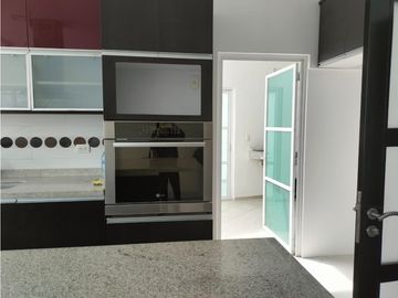 EXCLUSIVA RESIDENCIA EN PRADO LARGO, CON BUENOS ACABADOS