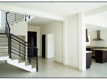 Amplia Casa de buena altura en Santa Fe Juriquilla