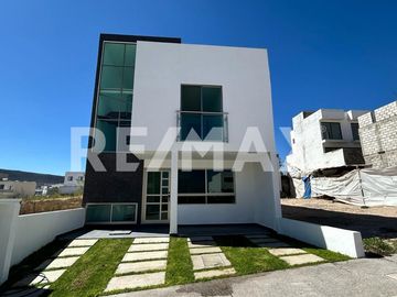 CASA EN VENTA FRACCIONAMIENTO CAPITAL SUR, COTO DUBLÍN. - (3)