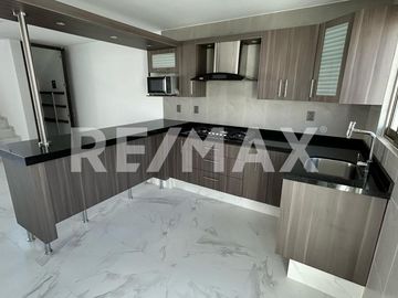 CASA EN VENTA FRACCIONAMIENTO CAPITAL SUR, COTO DUBLÍN. - (3)