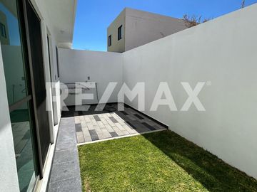 CASA EN VENTA FRACCIONAMIENTO CAPITAL SUR, COTO DUBLÍN. - (3)
