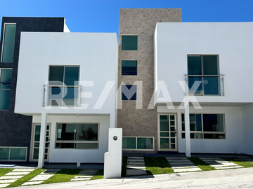 CASA EN VENTA FRACCIONAMIENTO CAPITAL SUR, COTO DUBLÍN. - (3)